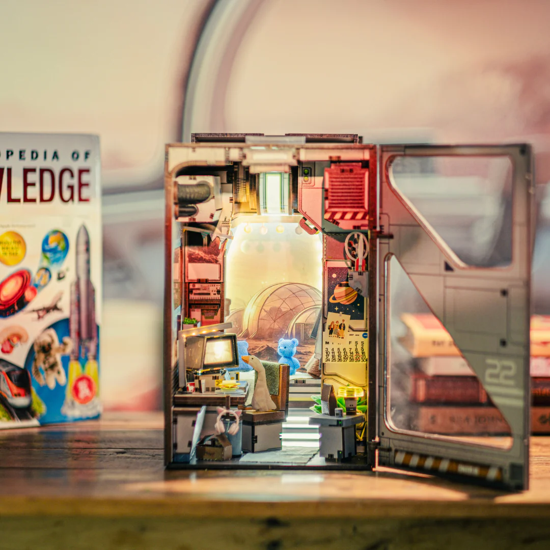 Mars Revelation 62 Book Nook Kit - Image 4